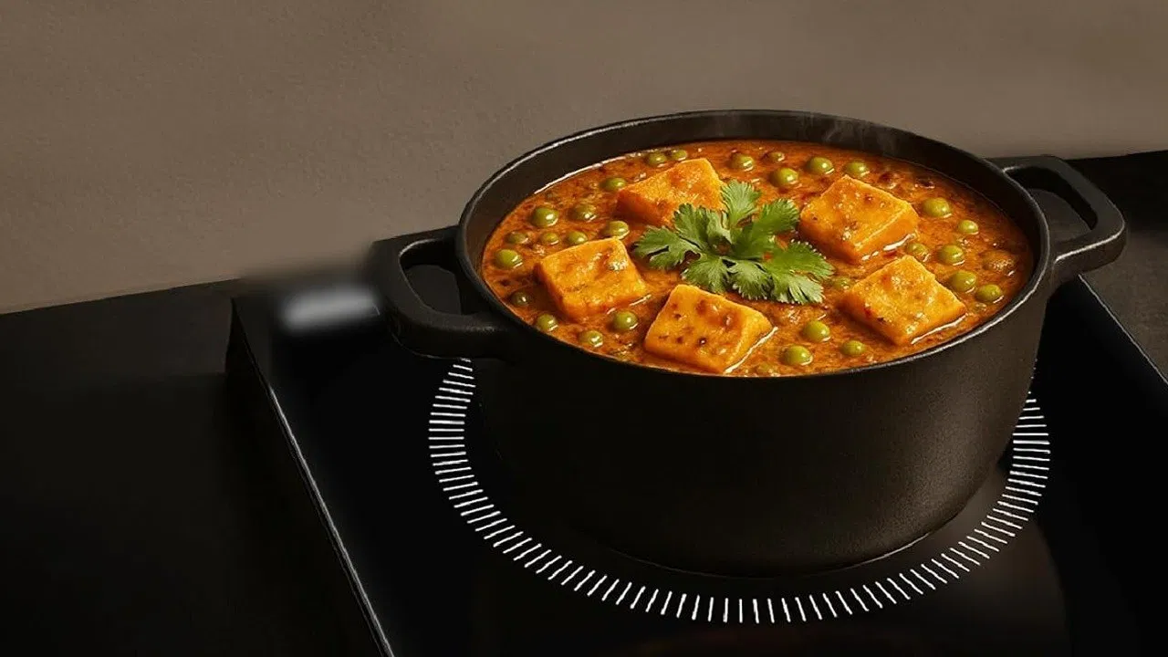 Induction Cooktop Science: बिना आग और बिना गर्म हुए कैसे पक जाता है खाना? समझें इंडक्शन के पीछे का पूरा विज्ञान Induction Cooktop Science: बिना आग और बिना गर्म हुए कैसे पक जाता है खाना? समझें इंडक्शन के पीछे का पूरा विज्ञान