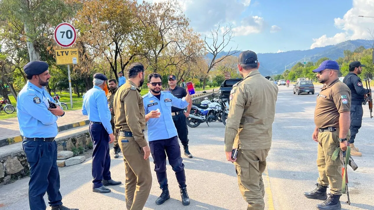 पाकिस्तान: इस्लामाबाद में अघोषित कर्फ्यू! ईरान-यूएस पीस टॉक के चलते सुरक्षा सख्त, आम जनता के लिए बुनियादी सुविधाओं का संकट पाकिस्तान: इस्लामाबाद में अघोषित कर्फ्यू! ईरान-यूएस पीस टॉक के चलते सुरक्षा सख्त, आम जनता के लिए बुनियादी सुविधाओं का संकट