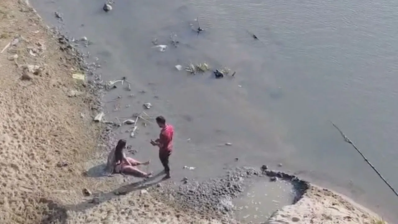 Purnia News: प्रेमी से झगड़े के बाद युवती ने नदी में लगाई छलांग, देवदूत बनकर आए ई-रिक्शा चालक ने बचाई जान Purnia News: प्रेमी से झगड़े के बाद युवती ने नदी में लगाई छलांग, देवदूत बनकर आए ई-रिक्शा चालक ने बचाई जान