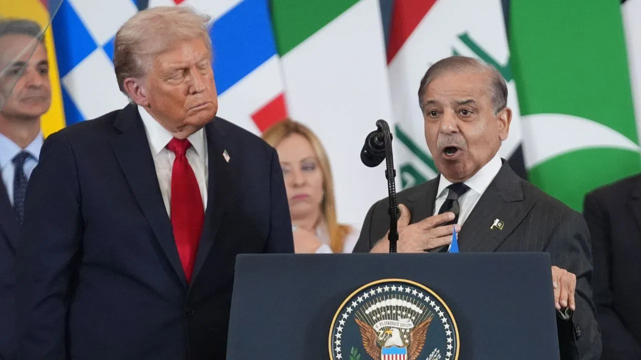 Masterstroke: ईरान-अमेरिका के बीच युद्धविराम! पाकिस्तान बना ‘ग्लोबल हीरो’, जानें कैसे शहबाज शरीफ और आसिम मुनीर ने टाला विश्व युद्ध Masterstroke: ईरान-अमेरिका के बीच युद्धविराम! पाकिस्तान बना ‘ग्लोबल हीरो’, जानें कैसे शहबाज शरीफ और आसिम मुनीर ने टाला विश्व युद्ध